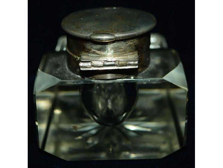 Englisches Silber, Glastintenfass mit zwei Briefmarkenablagen und Stifthalterung. Tintenfass mit Silberdeckel, wahrscheinlich