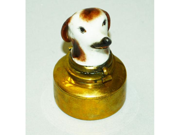 Kleines Tintenfass aus Bronze mit Hundekopf aus Porzellan. Geringe Gebrauchsspuren, schöne Erhaltung.


 