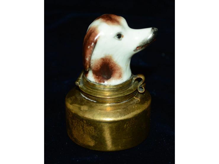Kleines Tintenfass aus Bronze mit Hundekopf aus Porzellan. Geringe Gebrauchsspuren, schöne Erhaltung.


 