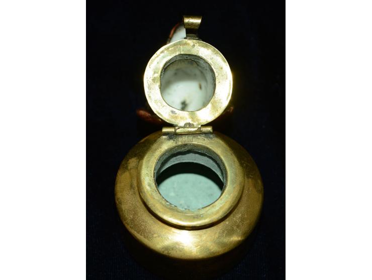 Kleines Tintenfass aus Bronze mit Hundekopf aus Porzellan. Geringe Gebrauchsspuren, schöne Erhaltung.


 