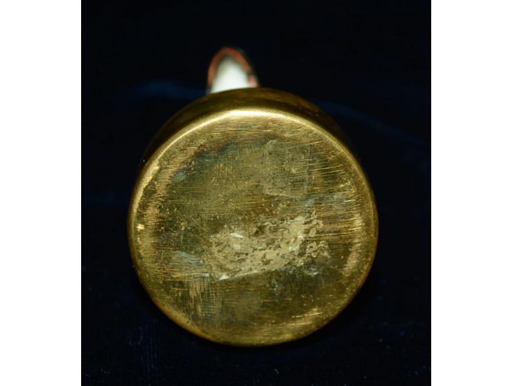Kleines Tintenfass aus Bronze mit Hundekopf aus Porzellan. Geringe Gebrauchsspuren, schöne Erhaltung.


 