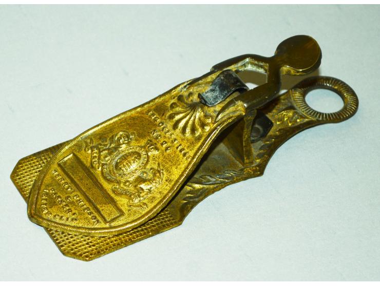 Briefhalter in Bronzeausführung, 19. Jhd, Hersteller Phipson Parker, oxidiert, deutliche Gebrauchsspuren.