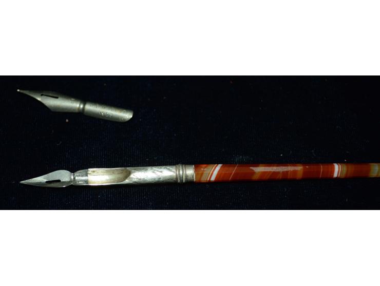 Schreibfederhalter aus Achat und Silber mit achteckig geschliffenem Achathandgriff. Dazu eine weitere Schreibfeder. Silberpun