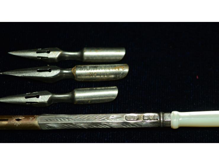 Schreibfederhalter aus Perlmutt und Silber mit fein durchbrochen gearbeitetem Perlmutthandgriff. Dazu drei Schreibfedern. Sil