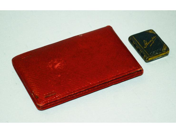 Kleine Briefmarkendose in Buchform und Notitzblockhalter in Leder mit Briefmarkenfächern, schöne Erhaltung.