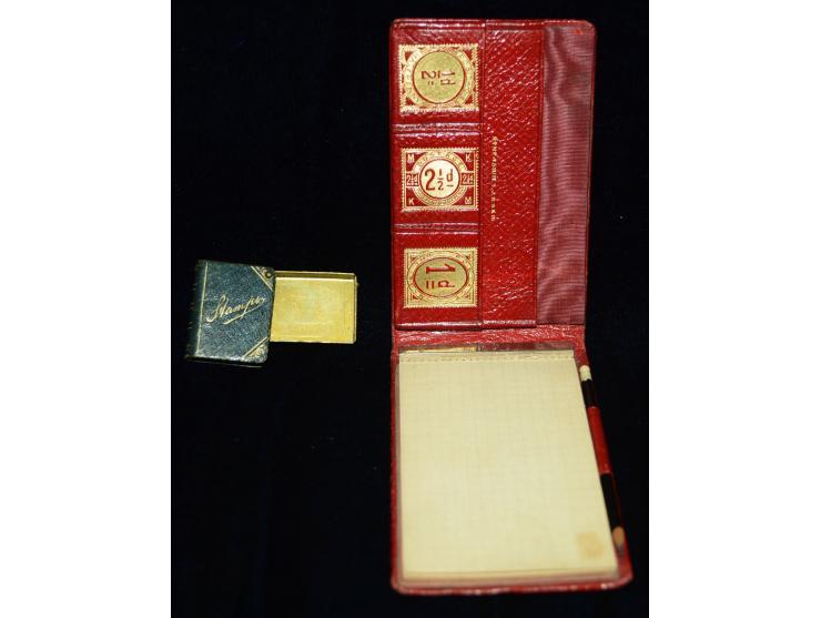 Kleine Briefmarkendose in Buchform und Notitzblockhalter in Leder mit Briefmarkenfächern, schöne Erhaltung.