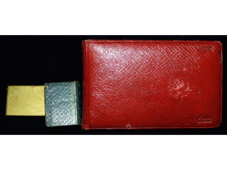 Kleine Briefmarkendose in Buchform und Notitzblockhalter in Leder mit Briefmarkenfächern, schöne Erhaltung.