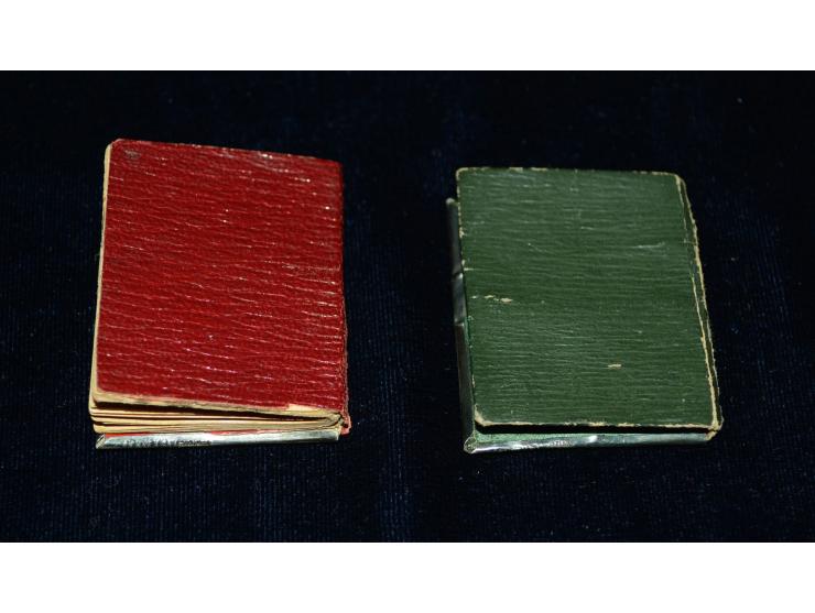 Englisches Silber, zwei kleine Briefmarkenbücher, Anfang 20. Jhd, Englische Punzmarken, versilbert. Eines der Bücher verfügt 