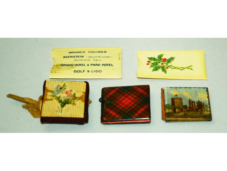 Kleines Lot mit fünf verschiedenen Briefmarken-Booklets, alle Ende 19., Anfang 20. Jhd.. Dabei Tartan Ware, Hinterglasbild un