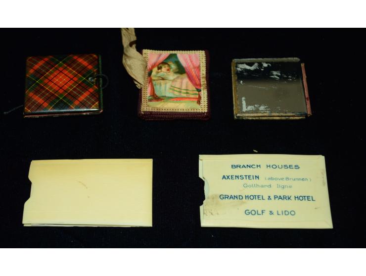 Kleines Lot mit fünf verschiedenen Briefmarken-Booklets, alle Ende 19., Anfang 20. Jhd.. Dabei Tartan Ware, Hinterglasbild un