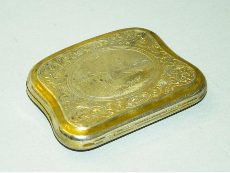 Englisches Silber, kleine Münz- oder Briefmarkendose mit sehr schöner Gravur eines englischen Landhauses mit Park rückseitig,