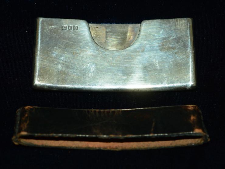 Englisches Silber, kleine Visitenkartenhalter mit Lederverschluss. Englische Silberpunzen, wohl Sterling Silber. Geringe Gebr