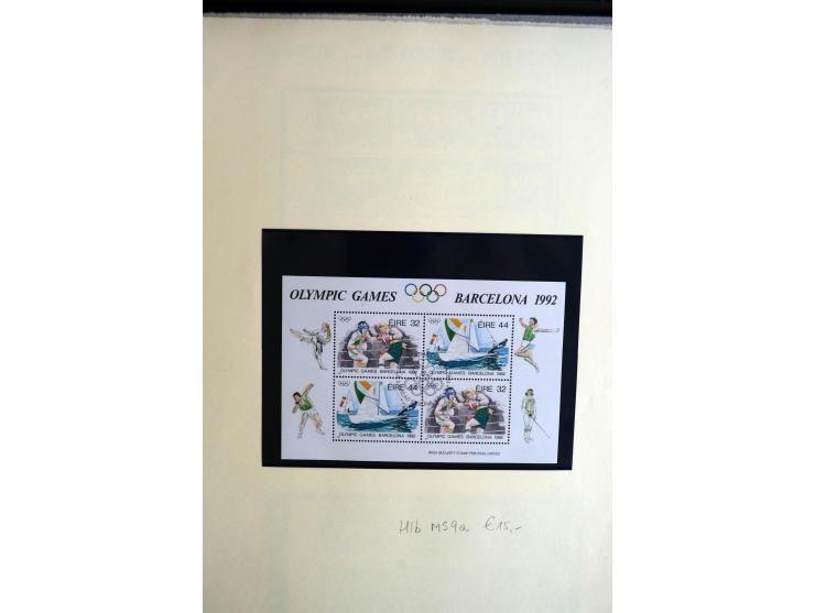 1922/1992, kleine Sammlung "Abarten und Besonderheiten" auf Albenblättern, dabei Marken aus der Makulatur mit dekorativen Aba