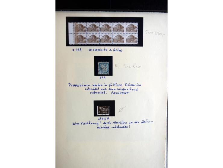1922/1992, kleine Sammlung "Abarten und Besonderheiten" auf Albenblättern, dabei Marken aus der Makulatur mit dekorativen Aba