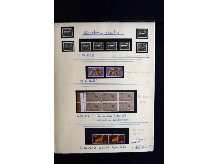 1922/1992, kleine Sammlung "Abarten und Besonderheiten" auf Albenblättern, dabei Marken aus der Makulatur mit dekorativen Aba