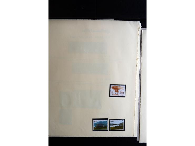 1922/1992, kleine Sammlung "Abarten und Besonderheiten" auf Albenblättern, dabei Marken aus der Makulatur mit dekorativen Aba