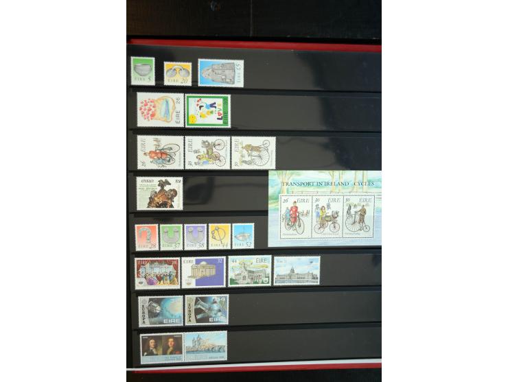 1922/98, am Anfang meist ungebrauchte und gestempelte Sammlung in 3 Alben, über weite Strecken kpl. mit u.a. Mi.-Nr. 9-11 II,