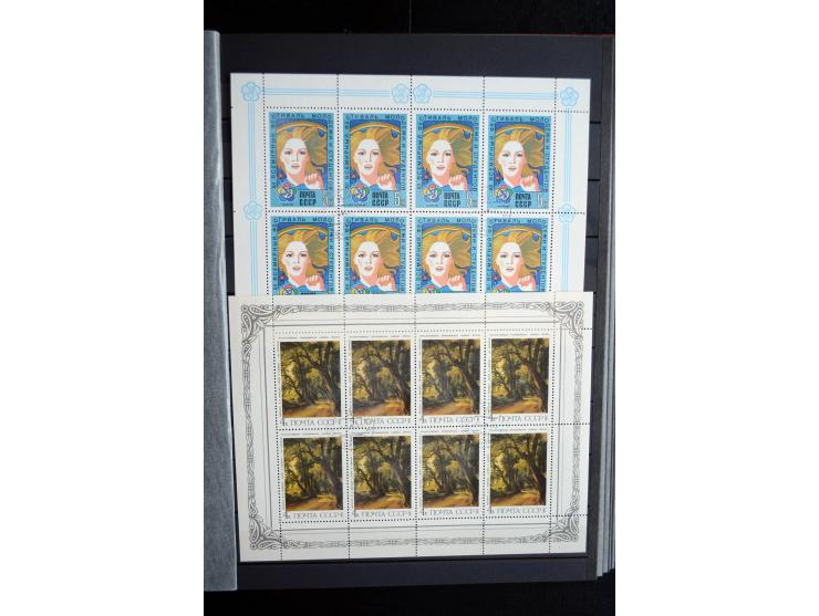 1858/1958, überwiegend gestempelte reichhaltige Sammlung mit guten Werten und Sätzen im Schaubek-Album und Einsteckbuch