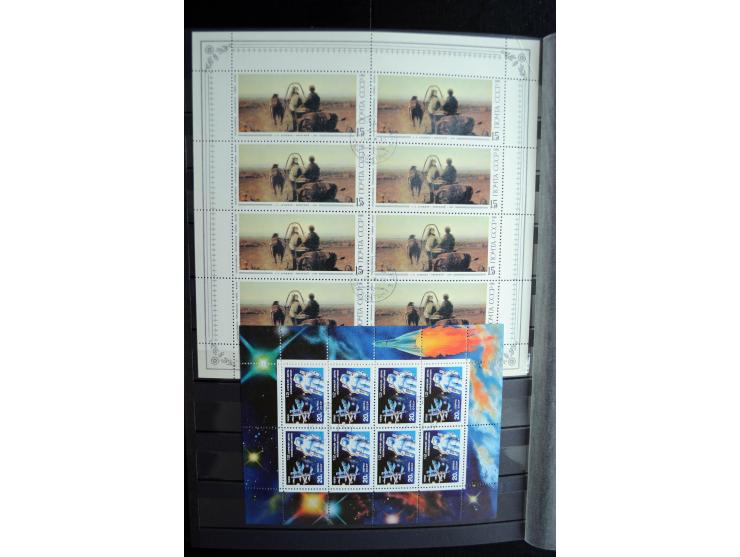 1858/1958, überwiegend gestempelte reichhaltige Sammlung mit guten Werten und Sätzen im Schaubek-Album und Einsteckbuch