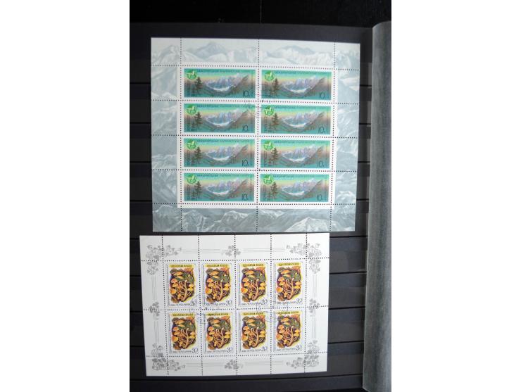 1858/1958, überwiegend gestempelte reichhaltige Sammlung mit guten Werten und Sätzen im Schaubek-Album und Einsteckbuch