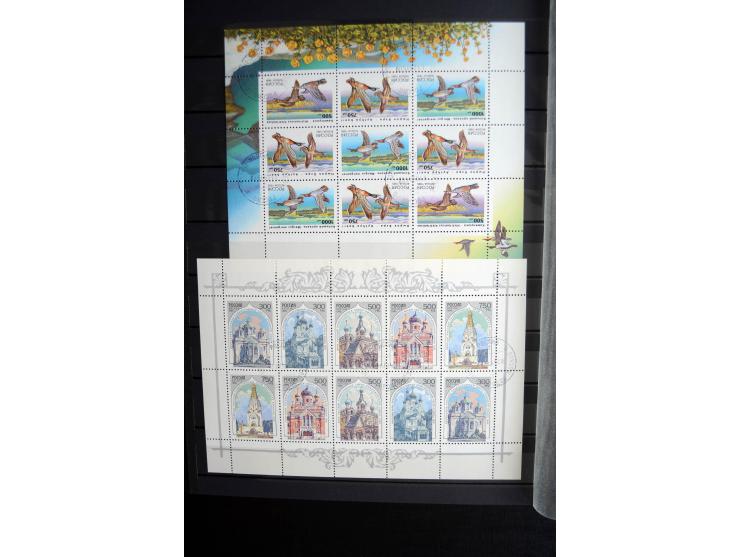 1858/1958, überwiegend gestempelte reichhaltige Sammlung mit guten Werten und Sätzen im Schaubek-Album und Einsteckbuch