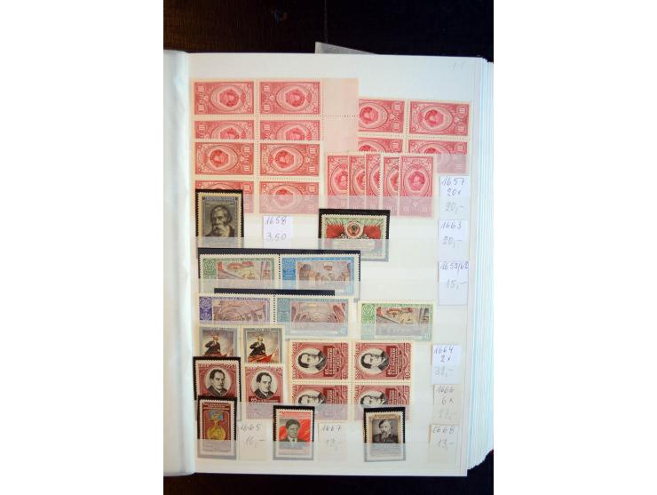 1950/64, postfrische Dublettenbestand mit vielen besseren Ausgaben dabei u.a. Mi.-Nr. 1527-34(2) sowie 1945/49B(3), gute Erha