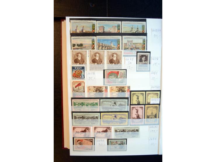 1950/64, postfrische Dublettenbestand mit vielen besseren Ausgaben dabei u.a. Mi.-Nr. 1527-34(2) sowie 1945/49B(3), gute Erha