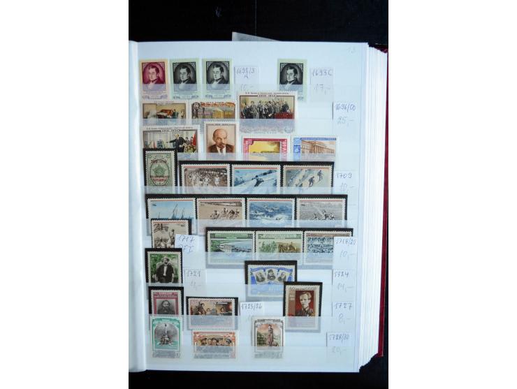 1950/64, postfrische Dublettenbestand mit vielen besseren Ausgaben dabei u.a. Mi.-Nr. 1527-34(2) sowie 1945/49B(3), gute Erha