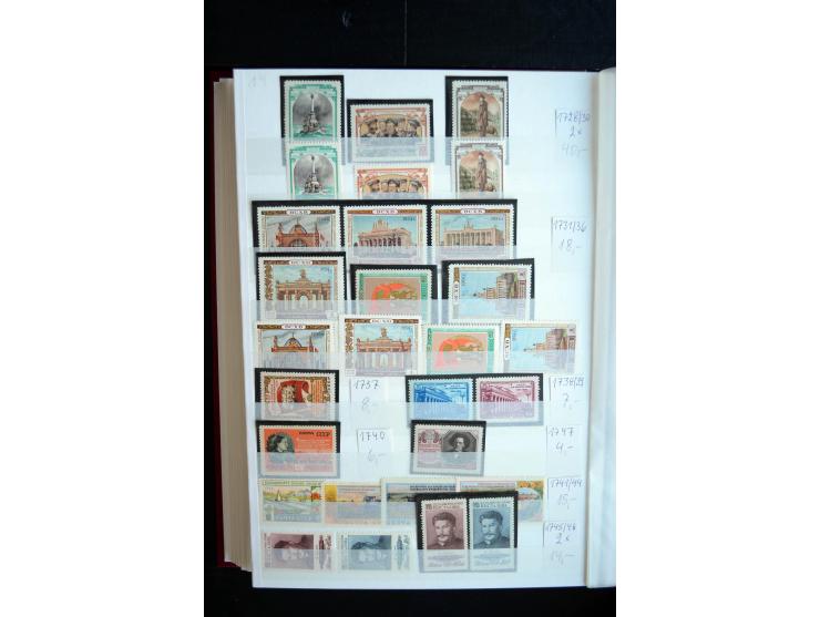 1950/64, postfrische Dublettenbestand mit vielen besseren Ausgaben dabei u.a. Mi.-Nr. 1527-34(2) sowie 1945/49B(3), gute Erha