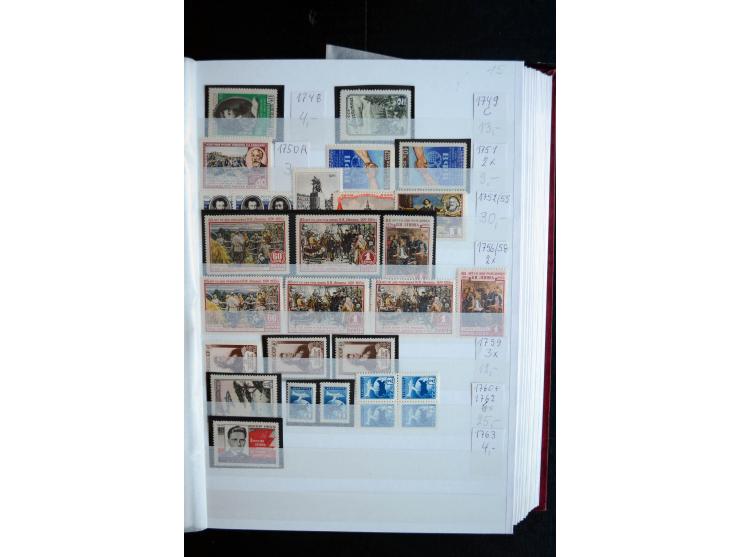 1950/64, postfrische Dublettenbestand mit vielen besseren Ausgaben dabei u.a. Mi.-Nr. 1527-34(2) sowie 1945/49B(3), gute Erha