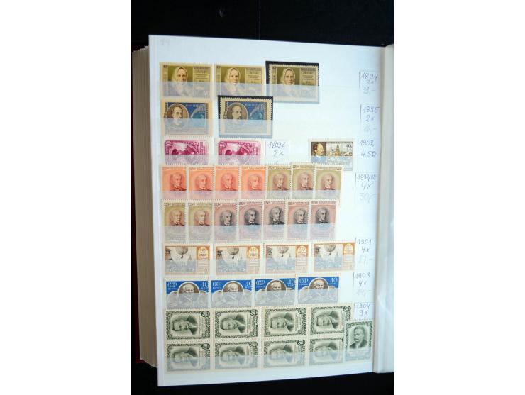 1950/64, postfrische Dublettenbestand mit vielen besseren Ausgaben dabei u.a. Mi.-Nr. 1527-34(2) sowie 1945/49B(3), gute Erha