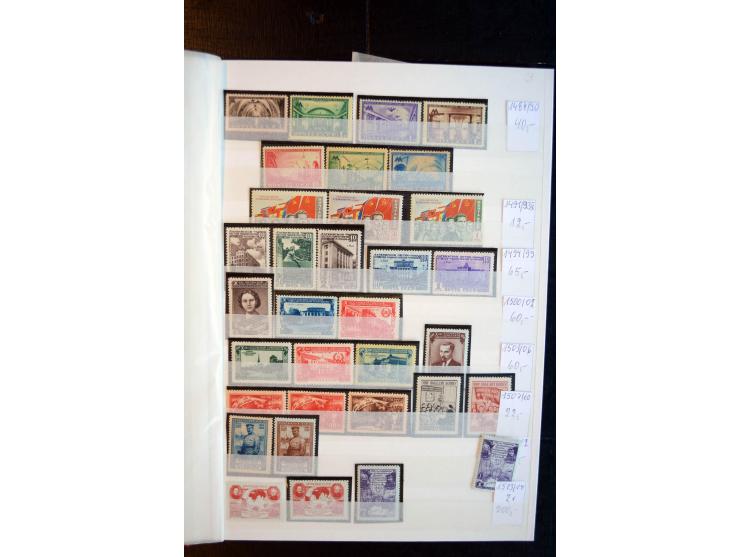 1950/64, postfrische Dublettenbestand mit vielen besseren Ausgaben dabei u.a. Mi.-Nr. 1527-34(2) sowie 1945/49B(3), gute Erha