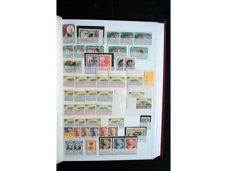 1950/64, postfrische Dublettenbestand mit vielen besseren Ausgaben dabei u.a. Mi.-Nr. 1527-34(2) sowie 1945/49B(3), gute Erha