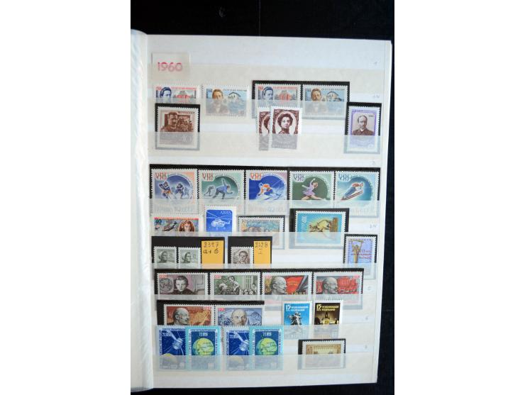 1950/64, postfrische Dublettenbestand mit vielen besseren Ausgaben dabei u.a. Mi.-Nr. 1527-34(2) sowie 1945/49B(3), gute Erha