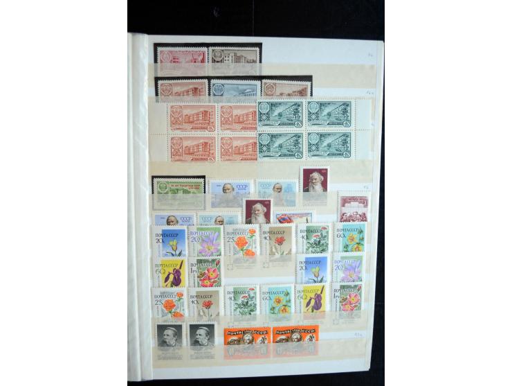 1950/64, postfrische Dublettenbestand mit vielen besseren Ausgaben dabei u.a. Mi.-Nr. 1527-34(2) sowie 1945/49B(3), gute Erha