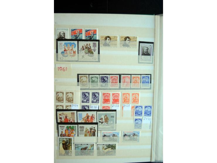 1950/64, postfrische Dublettenbestand mit vielen besseren Ausgaben dabei u.a. Mi.-Nr. 1527-34(2) sowie 1945/49B(3), gute Erha