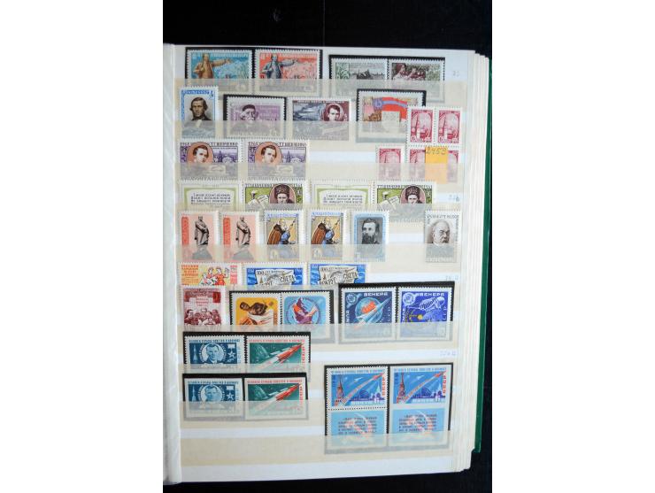 1950/64, postfrische Dublettenbestand mit vielen besseren Ausgaben dabei u.a. Mi.-Nr. 1527-34(2) sowie 1945/49B(3), gute Erha