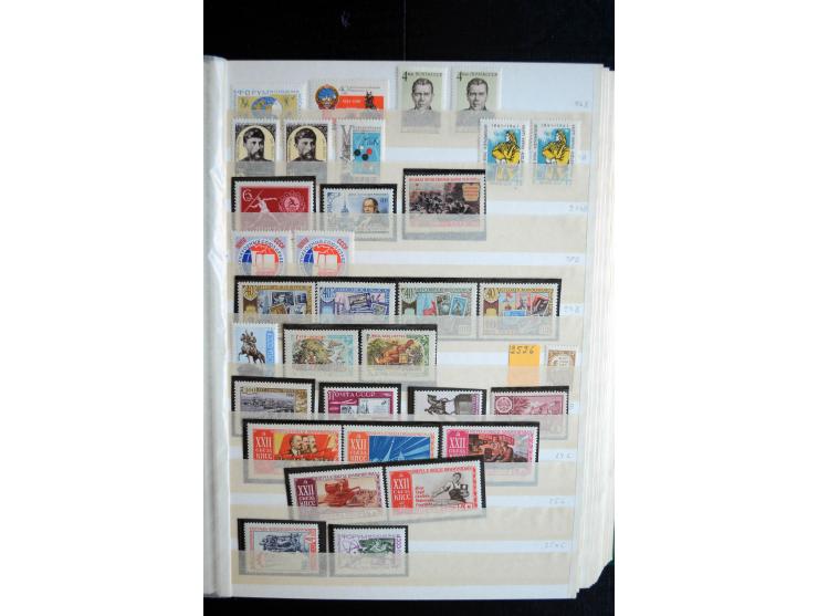 1950/64, postfrische Dublettenbestand mit vielen besseren Ausgaben dabei u.a. Mi.-Nr. 1527-34(2) sowie 1945/49B(3), gute Erha
