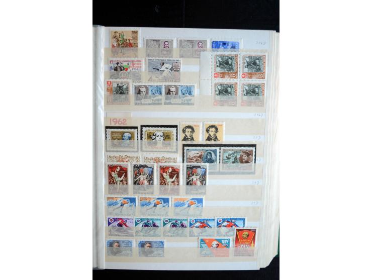 1950/64, postfrische Dublettenbestand mit vielen besseren Ausgaben dabei u.a. Mi.-Nr. 1527-34(2) sowie 1945/49B(3), gute Erha