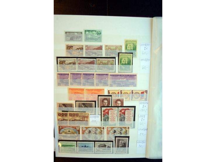 1950/64, postfrische Dublettenbestand mit vielen besseren Ausgaben dabei u.a. Mi.-Nr. 1527-34(2) sowie 1945/49B(3), gute Erha