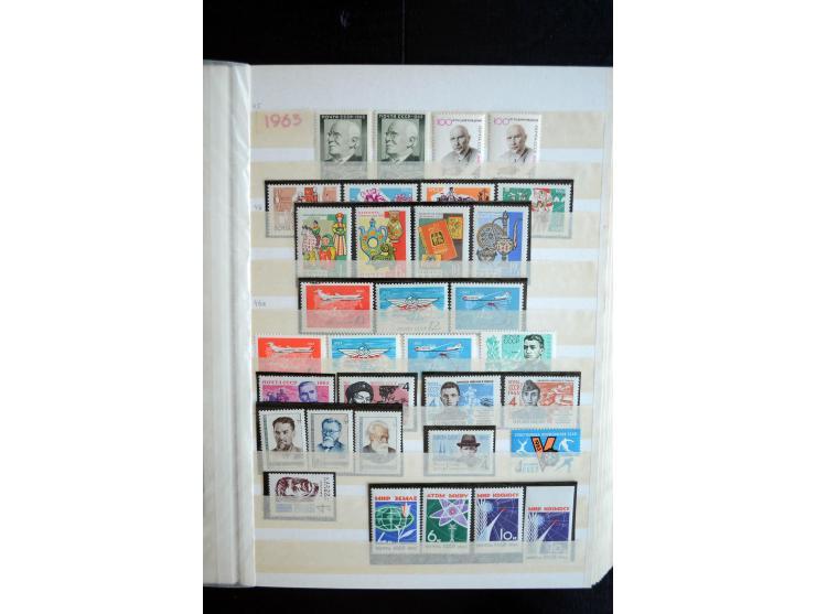 1950/64, postfrische Dublettenbestand mit vielen besseren Ausgaben dabei u.a. Mi.-Nr. 1527-34(2) sowie 1945/49B(3), gute Erha