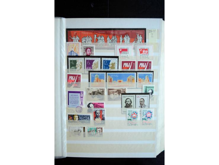 1950/64, postfrische Dublettenbestand mit vielen besseren Ausgaben dabei u.a. Mi.-Nr. 1527-34(2) sowie 1945/49B(3), gute Erha