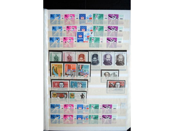 1950/64, postfrische Dublettenbestand mit vielen besseren Ausgaben dabei u.a. Mi.-Nr. 1527-34(2) sowie 1945/49B(3), gute Erha