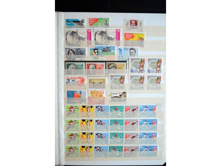 1950/64, postfrische Dublettenbestand mit vielen besseren Ausgaben dabei u.a. Mi.-Nr. 1527-34(2) sowie 1945/49B(3), gute Erha
