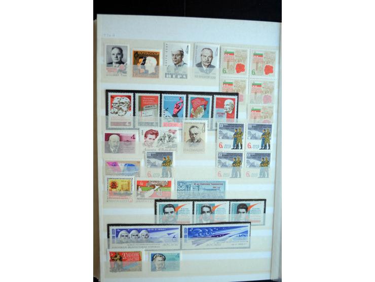 1950/64, postfrische Dublettenbestand mit vielen besseren Ausgaben dabei u.a. Mi.-Nr. 1527-34(2) sowie 1945/49B(3), gute Erha