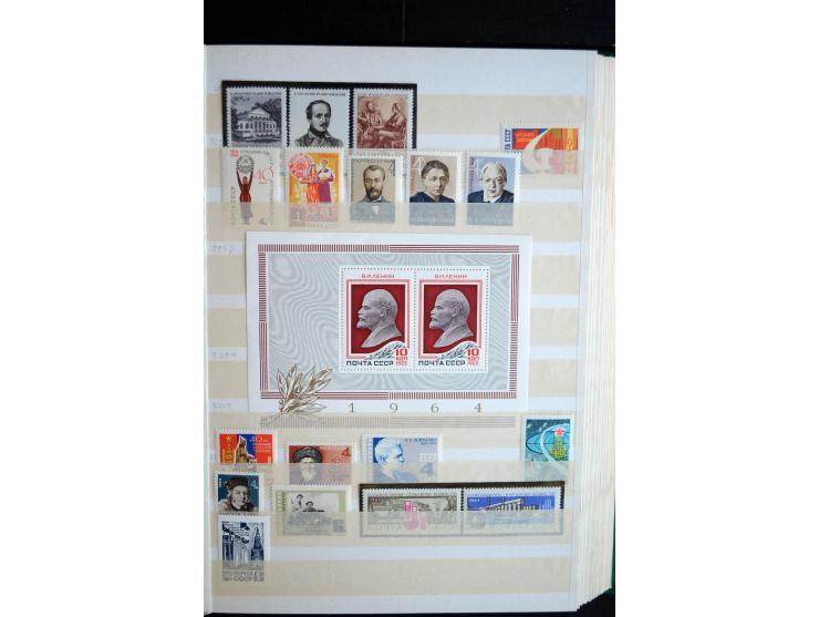 1950/64, postfrische Dublettenbestand mit vielen besseren Ausgaben dabei u.a. Mi.-Nr. 1527-34(2) sowie 1945/49B(3), gute Erha