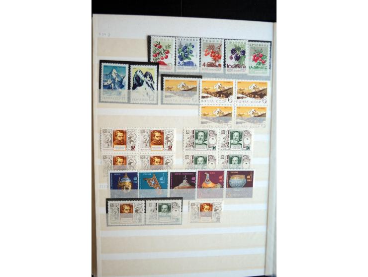 1950/64, postfrische Dublettenbestand mit vielen besseren Ausgaben dabei u.a. Mi.-Nr. 1527-34(2) sowie 1945/49B(3), gute Erha