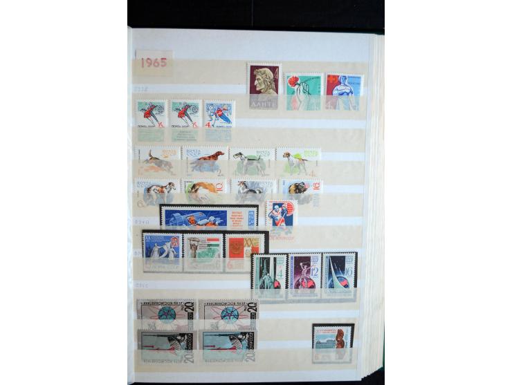1950/64, postfrische Dublettenbestand mit vielen besseren Ausgaben dabei u.a. Mi.-Nr. 1527-34(2) sowie 1945/49B(3), gute Erha