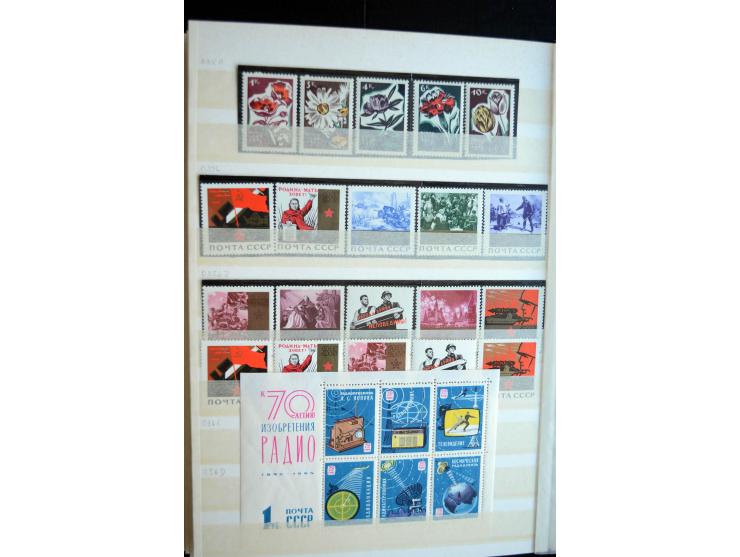 1950/64, postfrische Dublettenbestand mit vielen besseren Ausgaben dabei u.a. Mi.-Nr. 1527-34(2) sowie 1945/49B(3), gute Erha