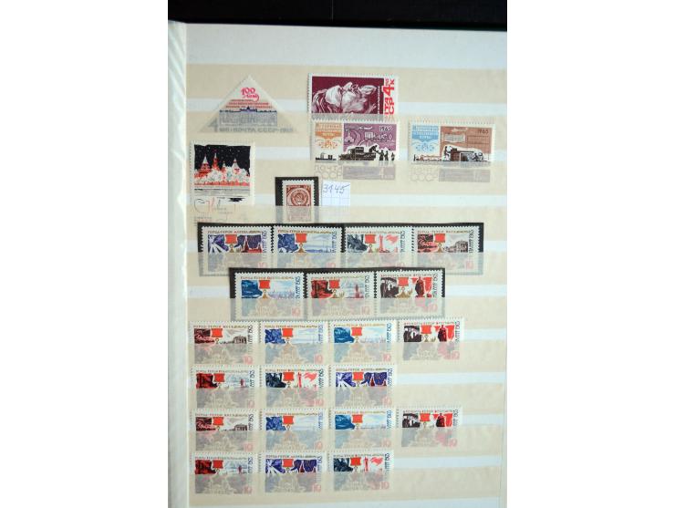 1950/64, postfrische Dublettenbestand mit vielen besseren Ausgaben dabei u.a. Mi.-Nr. 1527-34(2) sowie 1945/49B(3), gute Erha